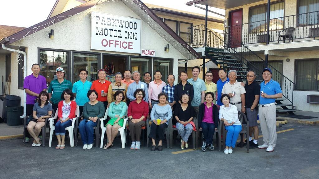 Parkwood Motor Inn Sundre Buitenkant foto
